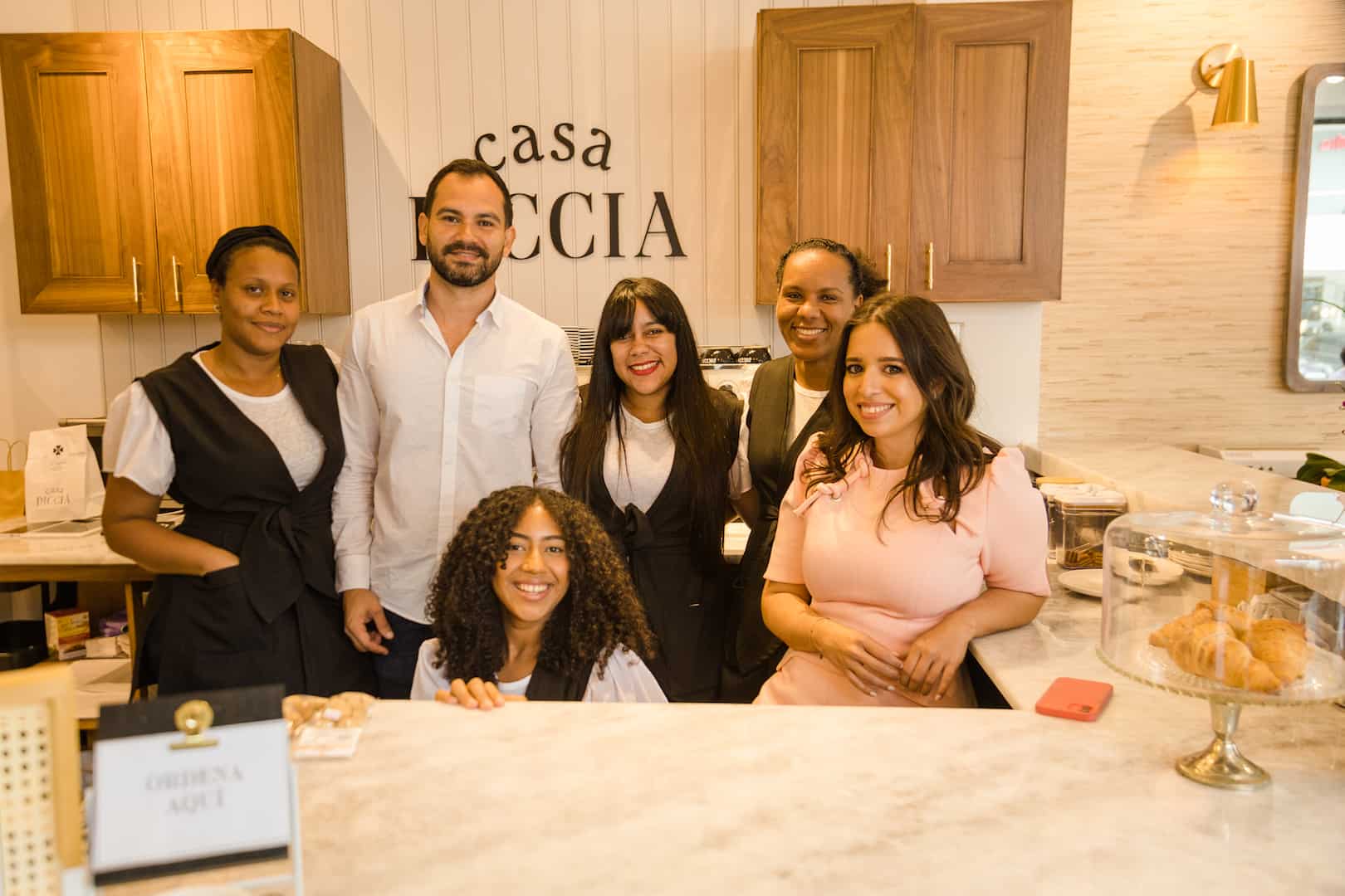 Diana Mella y su equipo de Casa Diccia.