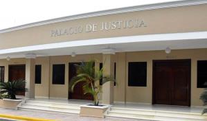Env&iacute;an a juicio a mujer apresada con dos armas de fuego en Salcedo