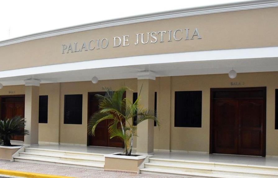 Envían a juicio a mujer apresada con dos armas de fuego en Salcedo