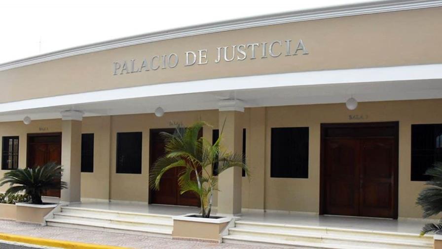 Envían a juicio a mujer apresada con dos armas de fuego en Salcedo
