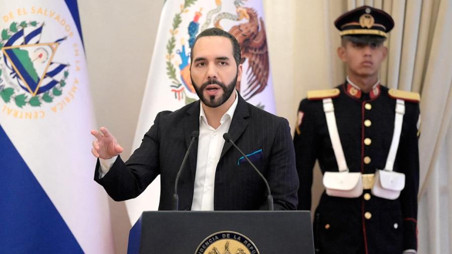 Nayib Bukele reacciona en Twitter tras allanamiento a la casa de Trump por el FBI