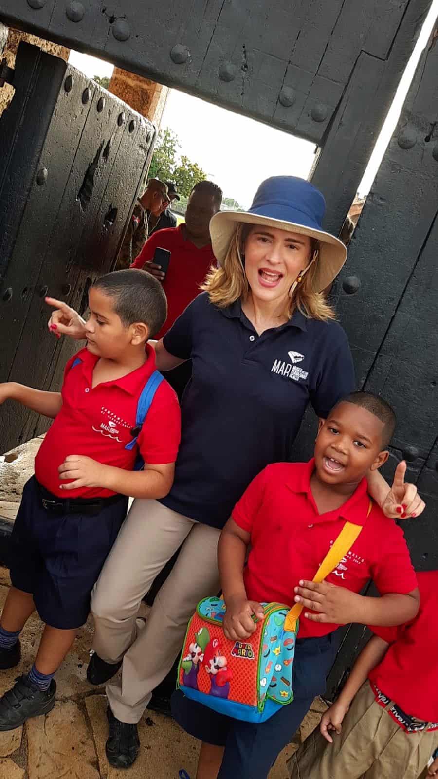 Niños y directora.