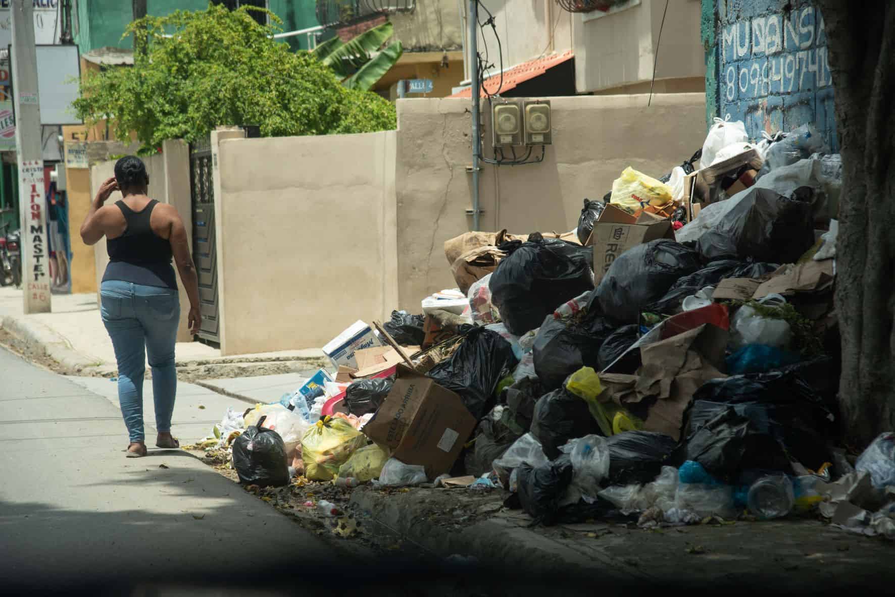 La gente tiene que caminar por la calle ante la cantidad de residuo en las aceras.