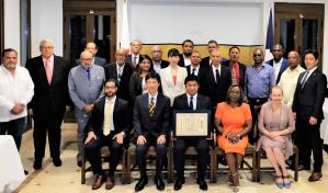 Ministro de Asuntos Exteriores del Jap&oacute;n hace reconocimiento a la Academia de B&eacute;isbol Hiroshima Toyo Carp