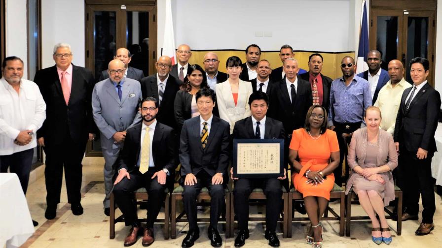 Ministro de Asuntos Exteriores del Japón hace reconocimiento a la Academia de Béisbol Hiroshima Toyo Carp Ministro de Asuntos Exteriores del Japón hace reconocimiento a la Academia de Béisbol Hiroshima Toyo Carp