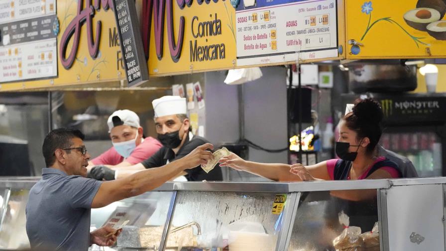 Precios al consumidor en EEUU ceden un poco, pero aún altos