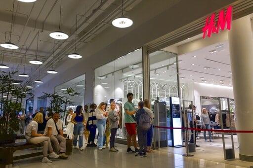 H&M e IKEA rematan su inventario antes de irse de Rusia