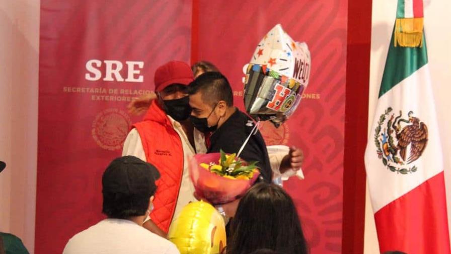 Padres mexicanos se reencuentran con sus hijos en Nueva York tras décadas