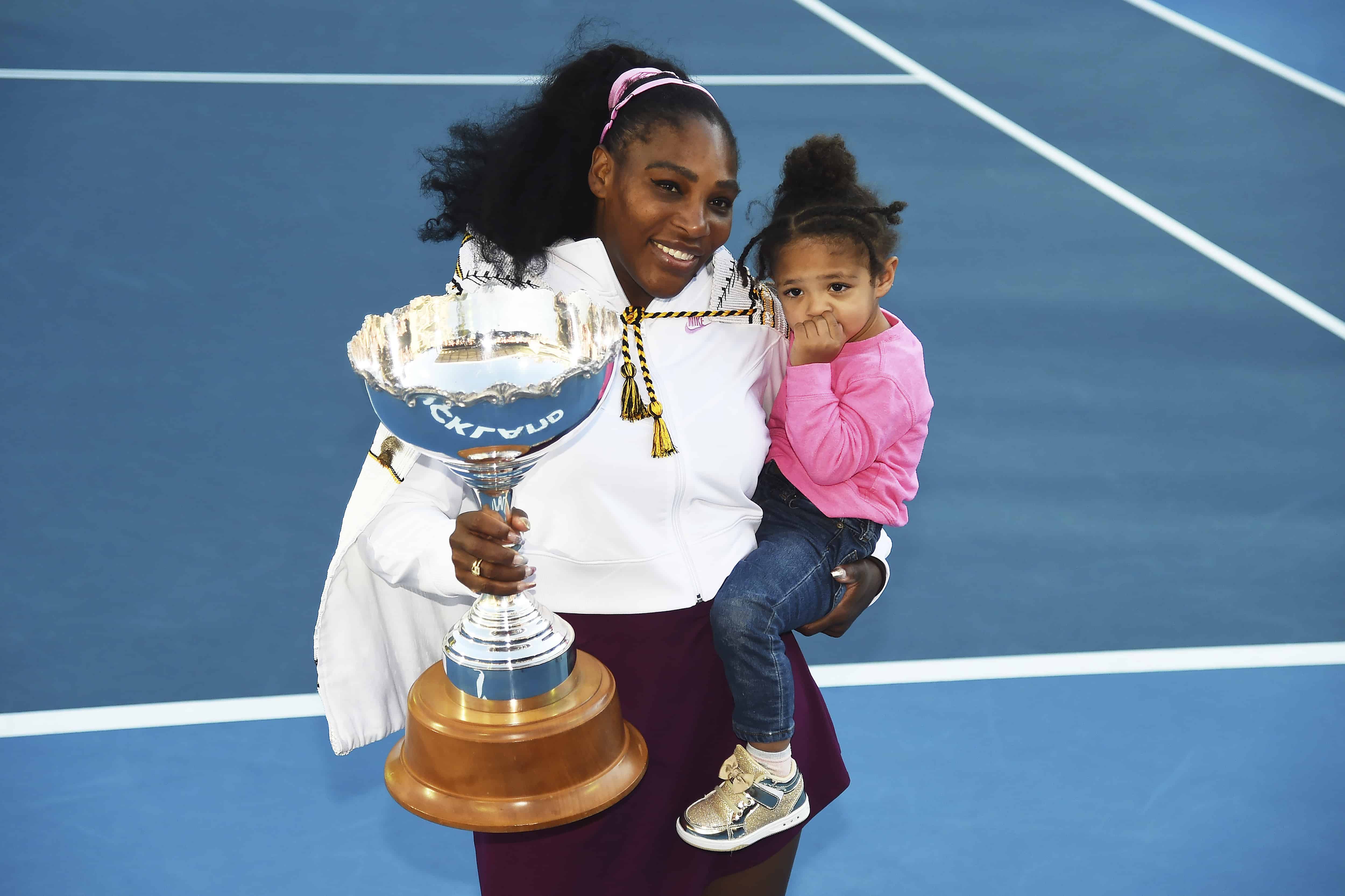 Serena Williams sostiene a su hija Alexis Olympia Ohanian Jr. y el trofeo ASB después de ganar su partido final de individuales contra Jessica Pegula en el ASB Classic en Auckland, Nueva Zelanda, el domingo 12 de enero de 2020. 