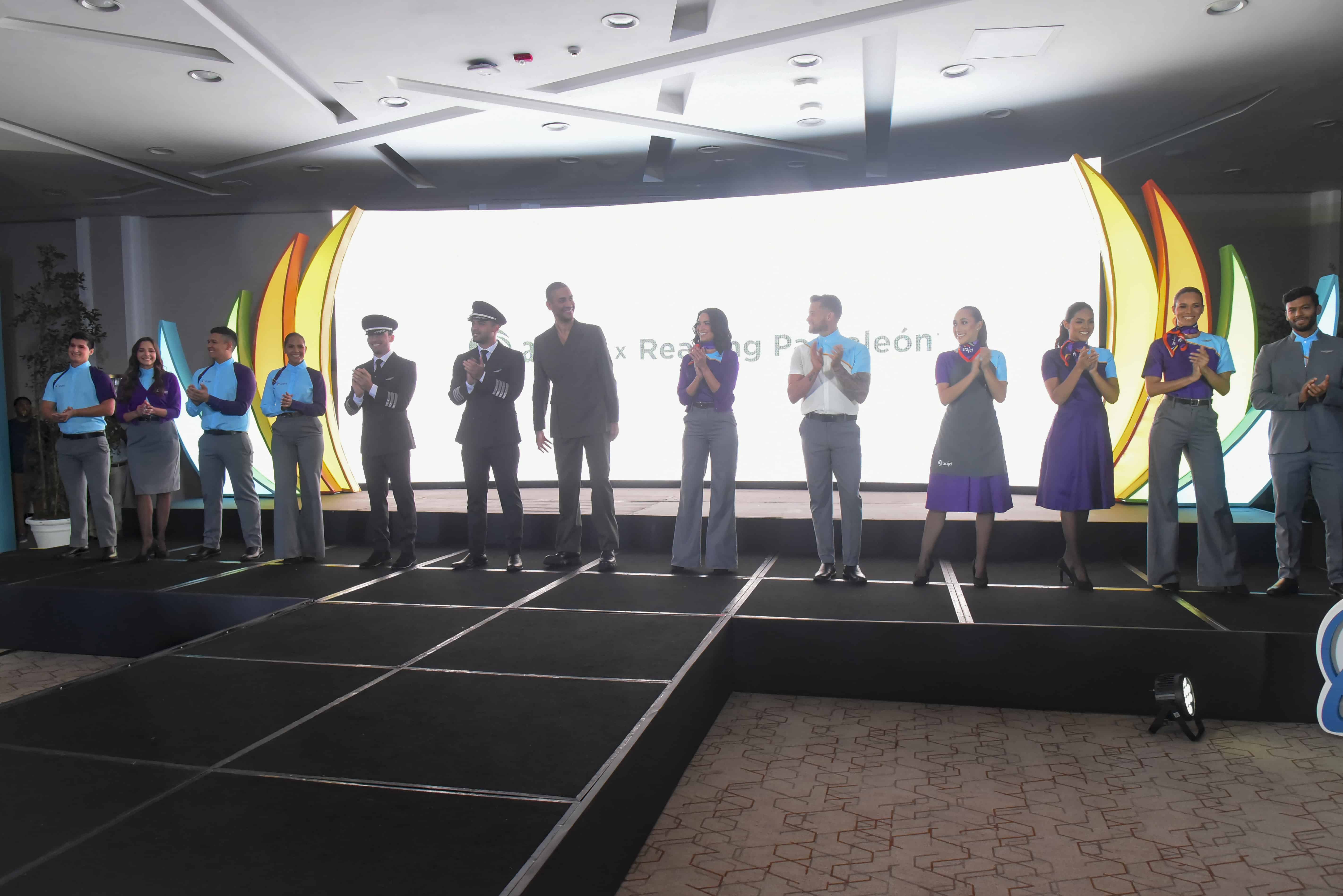 Reading Pantaleón junto a los modelos con los diseños que tendrá la tripulación.