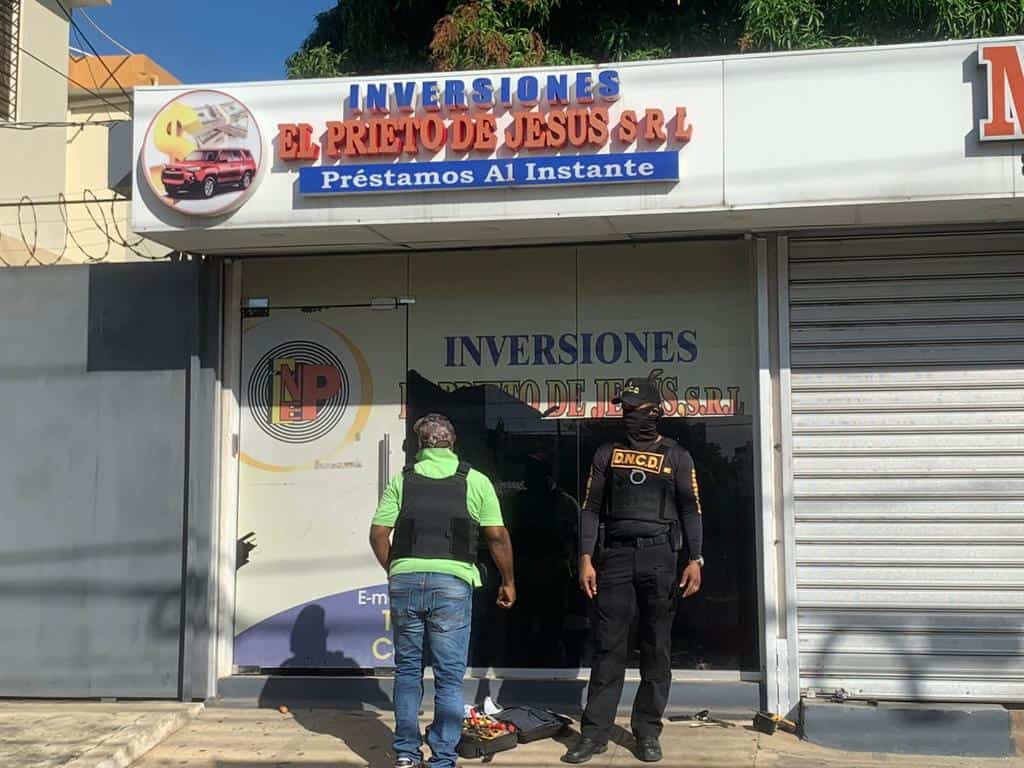 Las autoridades cerrando un negocio de uno de los implicados en la Operación Falcón.