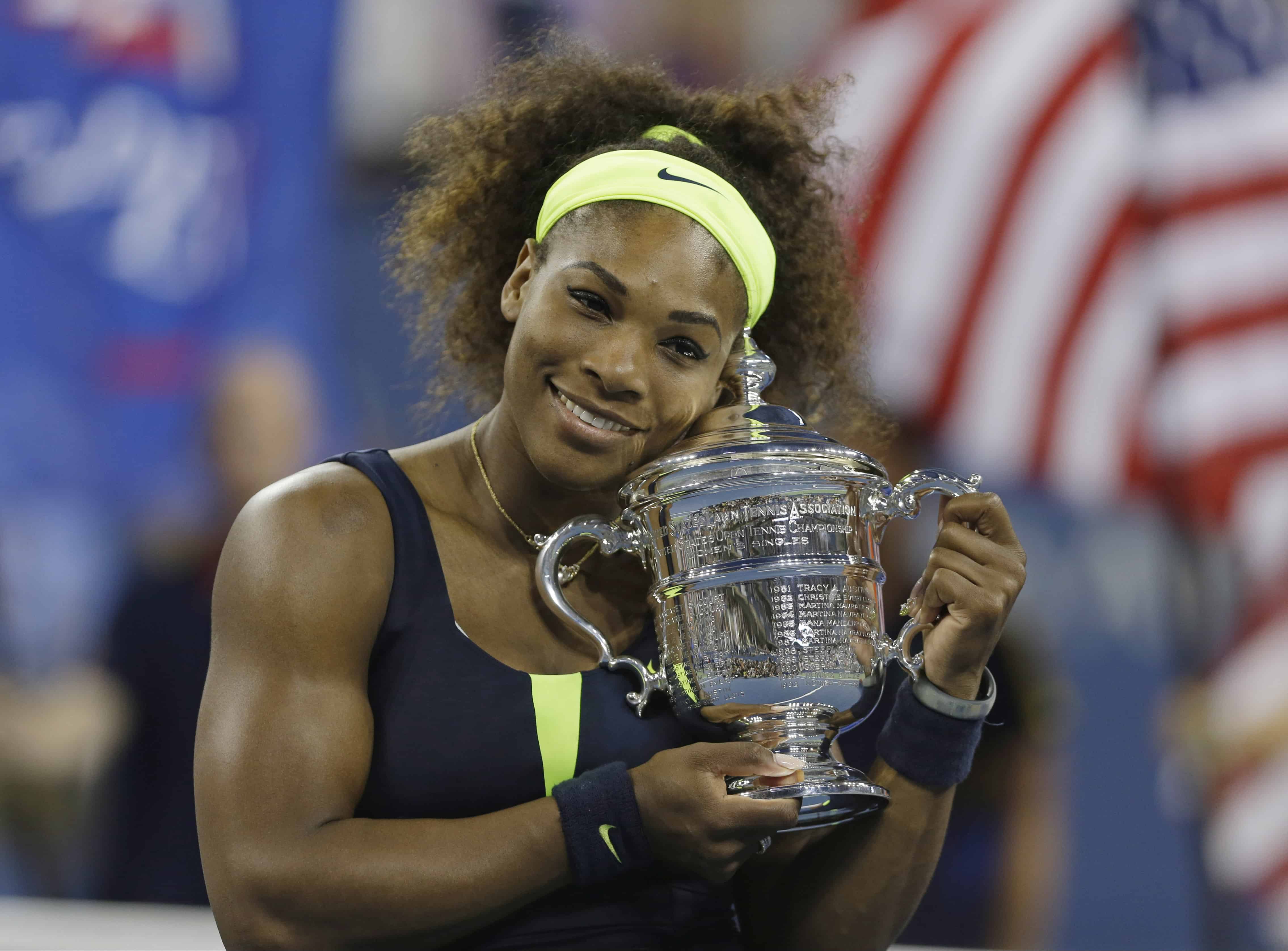 Serena Williams sostiene el trofeo del campeonato después de vencer a Victoria Azarenka, de Bielorrusia, en el partido por el campeonato del US Open de tenis 2012, el domingo 9 de septiembre de 2012 en Nueva York