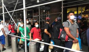 Inmigrantes latinos siguen llegando a Nueva York en autobuses