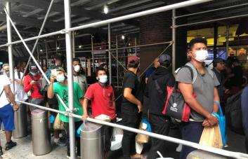 Inmigrantes latinos siguen llegando a Nueva York en autobuses
