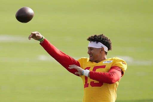 Patrick Mahomes cae en su primer partido de pretemporada