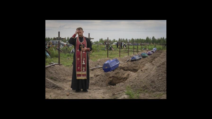 Entierran a más víctimas no identificadas en Ucrania