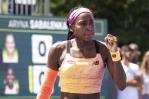 Gauff vence a Sabalenka y al viento para avanzar en Toronto
