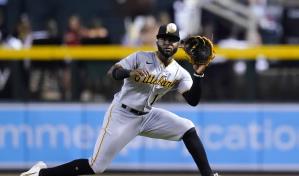VIDEOS | Castro deja el celular y ayuda a los Piratas ante Arizona