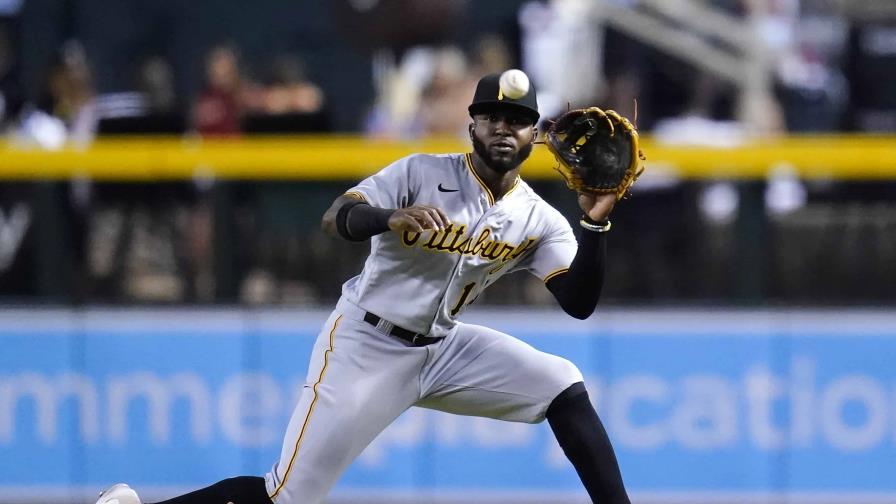 VIDEOS | Castro deja el celular y ayuda a los Piratas ante Arizona