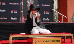 Diane Keaton inmortaliza sus huellas en el famoso Teatro Chino de Hollywood