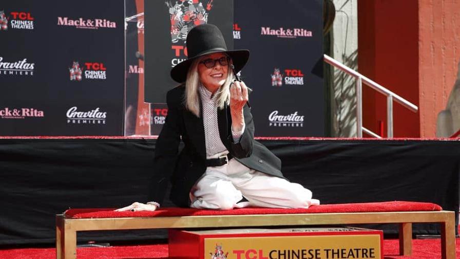 Diane Keaton inmortaliza sus huellas en el famoso Teatro Chino de Hollywood