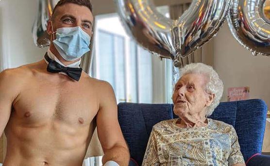 Anciana celebra su cumpleaños 106 con un stripper