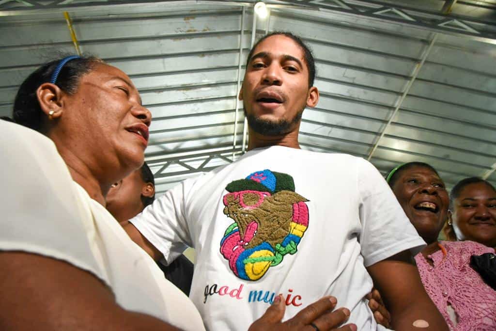 Gregory Torres a su llegada a su comunidad.