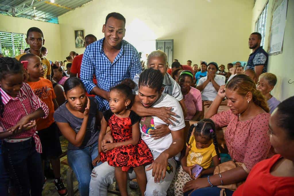 Gregory Torres rodeado de su familia y vecinos. 