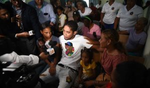 Con un bañito en el río y un locrio de salami, así piensa pasar el minero Gregory Torres los próximos días