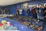 Policía puertorriqueña incauta gran arsenal de armas en viviendas de San Juan Policía puertorriqueña incauta gran arsenal de armas en viviendas de San Juan