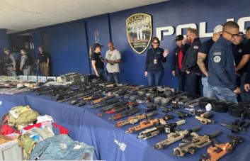 Policía puertorriqueña incauta gran arsenal de armas en viviendas de San Juan