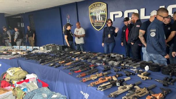 Policía puertorriqueña incauta gran arsenal de armas en viviendas de San Juan