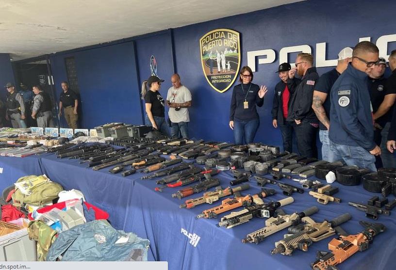 Policía puertorriqueña incauta gran arsenal de armas en viviendas de San Juan