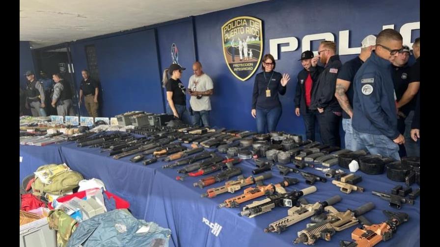 Policía puertorriqueña incauta gran arsenal de armas en viviendas de San Juan
