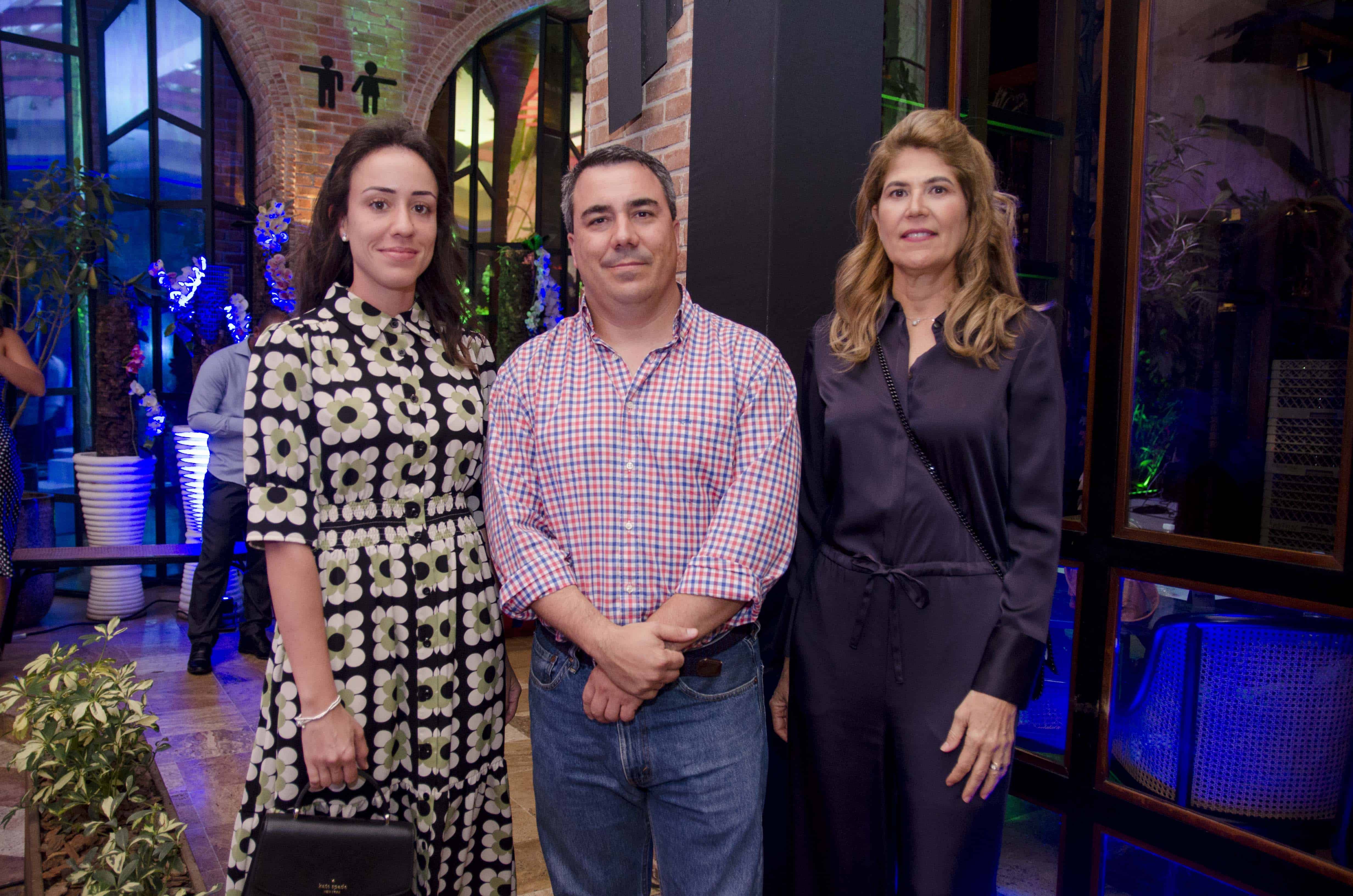 Paola Checo, José Alberto Torres y Chabela León.