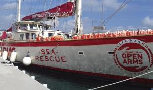 El velero de Open Arms asiste a 40 migrantes cuya barca había volcado