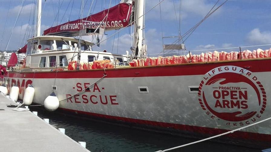 El velero de Open Arms asiste a 40 migrantes cuya barca había volcado