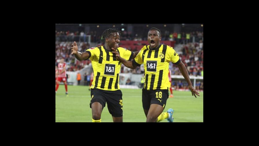 Adolescentes rescatan al Dortmund, que vence a Friburgo
