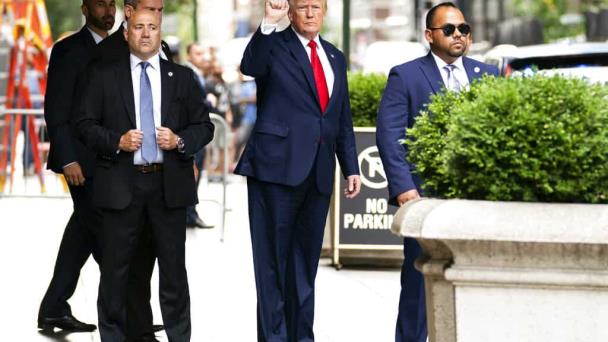 El FBI incautó once carpetas de documentos clasificados durante el registro en la mansión de Trump en Mar-a-Lago