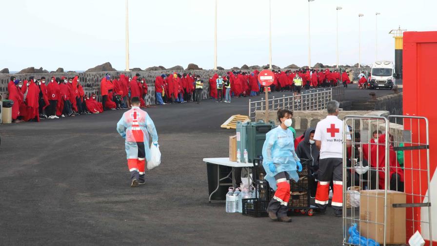 Rescatan a 367 inmigrantes, entre ellos un niño muy grave, en Canarias