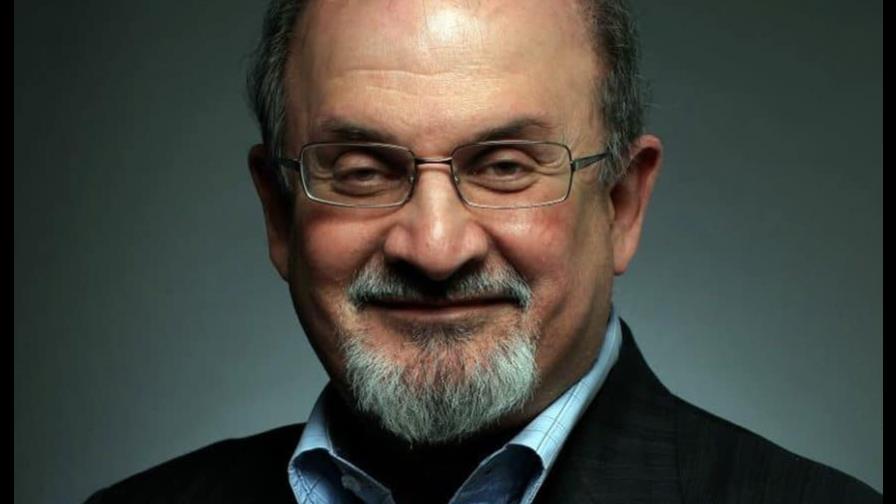 Escritor Salman Rushdie fue atacado durante una conferencia en Nueva York Escritor Salman Rushdie fue atacado durante una conferencia en Nueva York