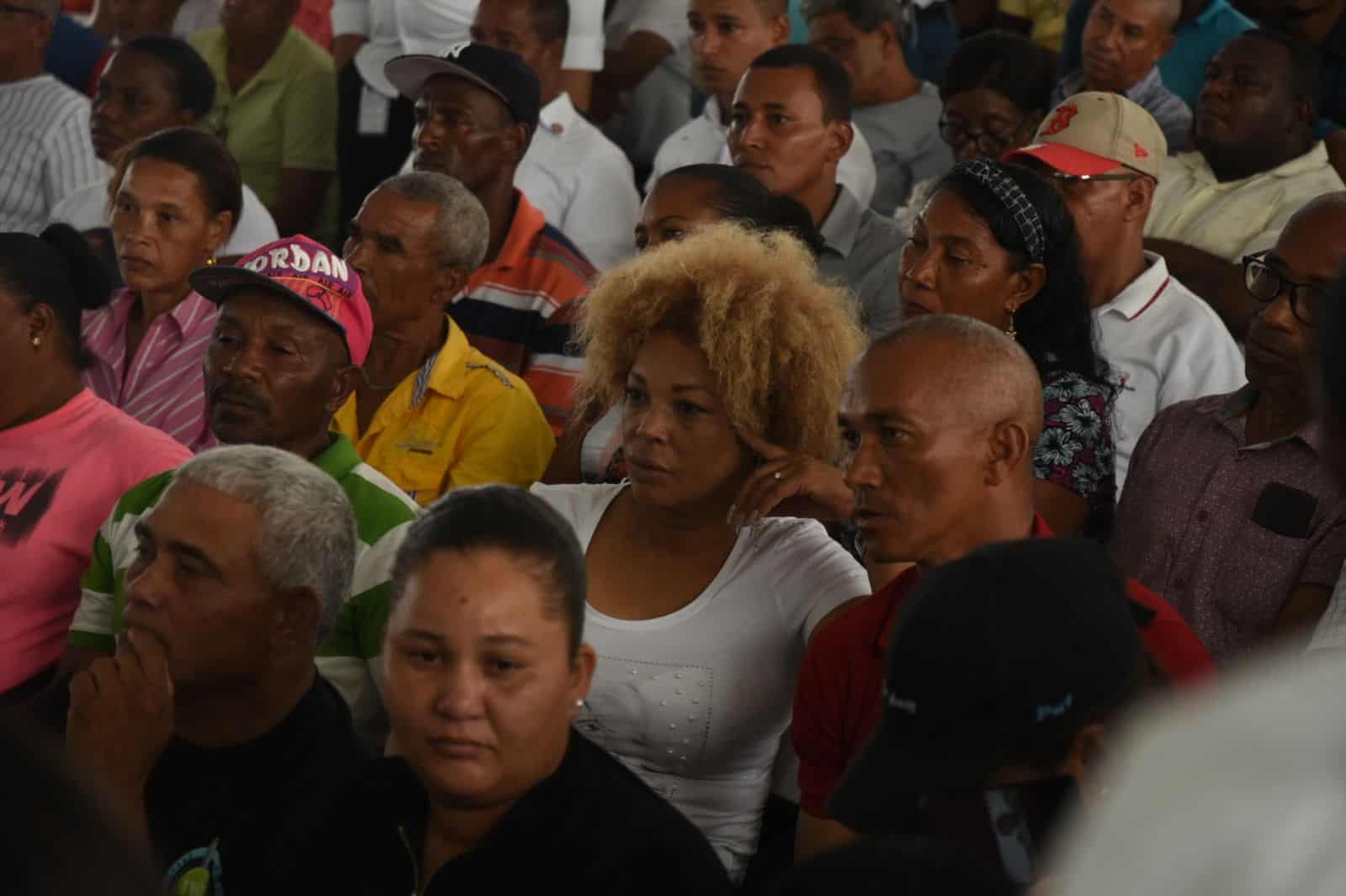 Cientos de personas durante el acto de entrega de títulos de propiedad en Monte Plata.