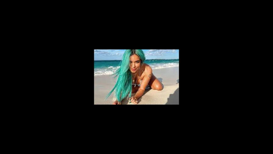 La sexy fotografía de Karol G frente al espejo y la indirecta: Si estuvieras aquí