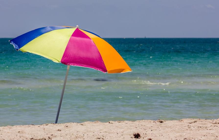 Sombrilla arrastrada por viento mata a mujer en la playa en Estados Unidos