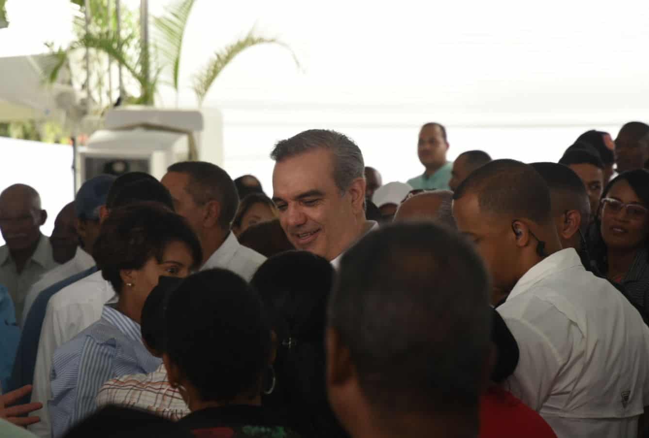 El presidente Luis Abinader durante el acto de entrega de títulos de propiedad en Monte Plata. 