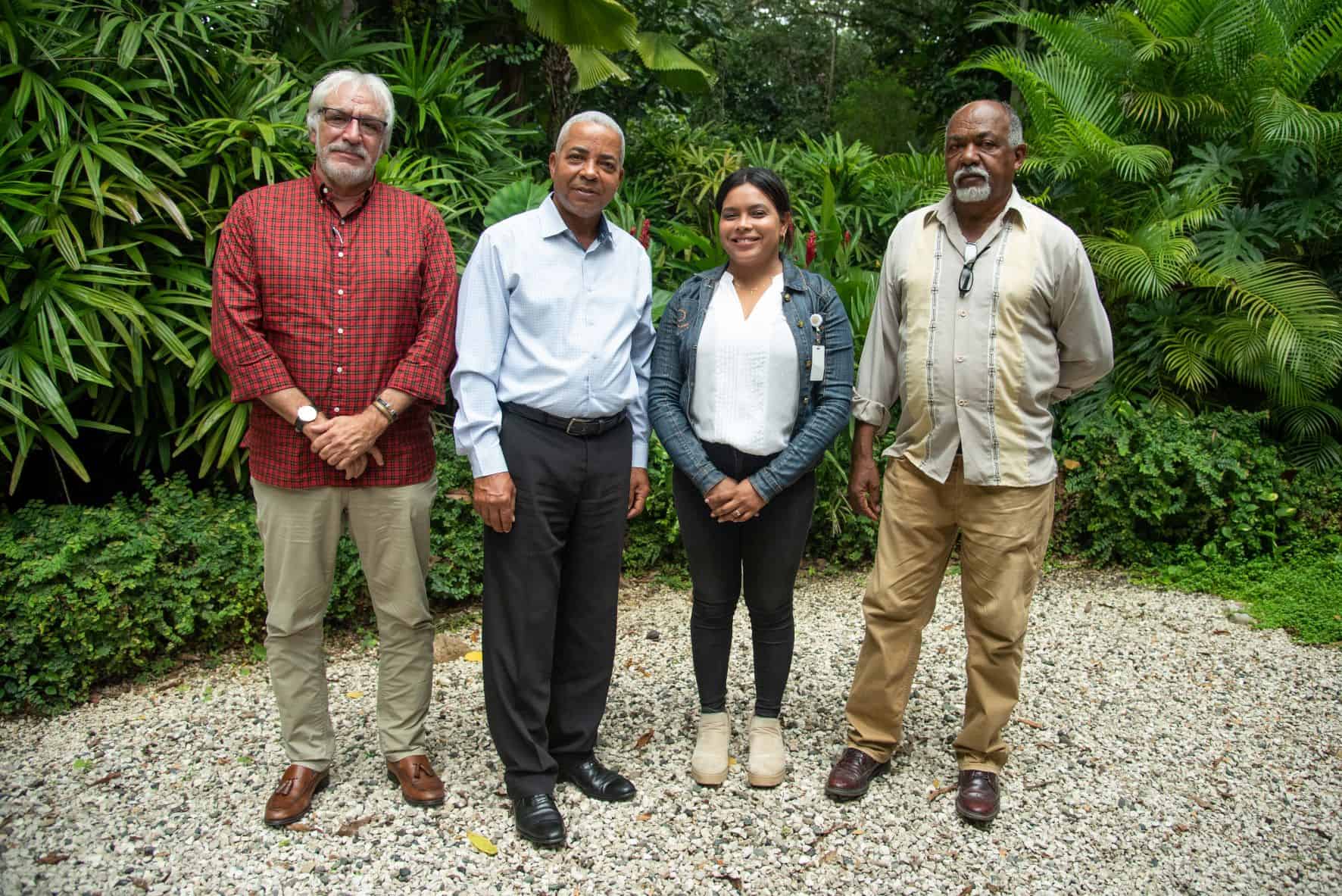 El director  y otros directivos del Botánico