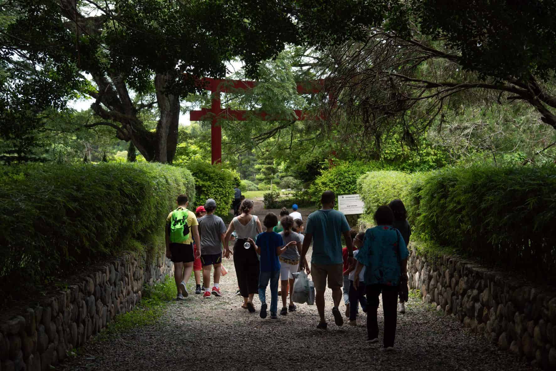 Visitantes en el jardín Japonés