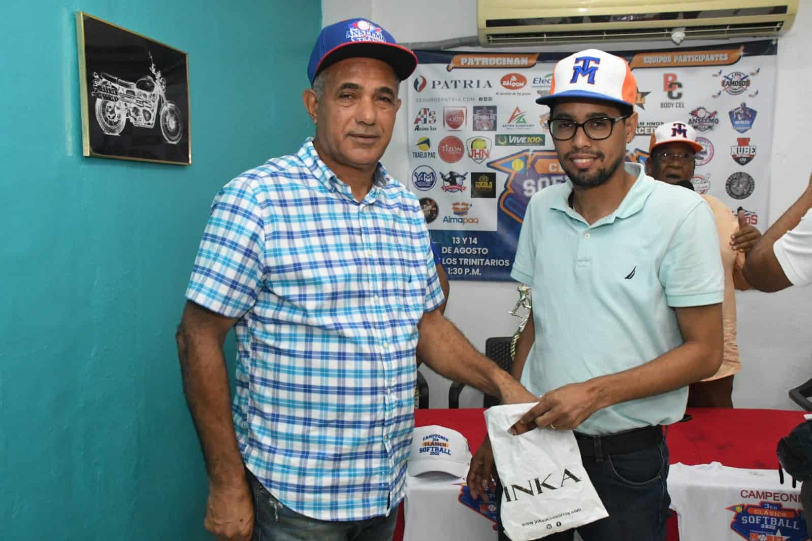 Anselmo Bautista, izquierda, del equipo Team Anselmo, durante el sorteo para el III Clásico de softbol, Transporte Morel.