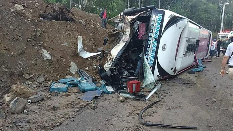 Al menos 10 heridos al volcarse autobús en carretera Jarabacoa - La Vega