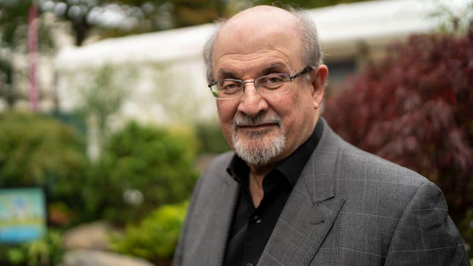 Escritor Salman Rushdie con respiración artificial tras ser apuñalado en EEUU
